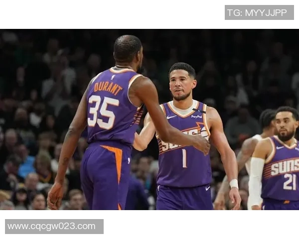 昔日恩怨再现！布克与老队友狭路相逢