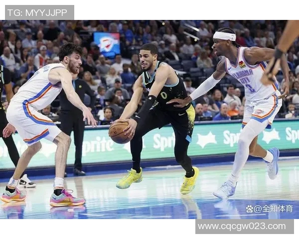 镜头捕捉：NBA赛场小动作引发热议